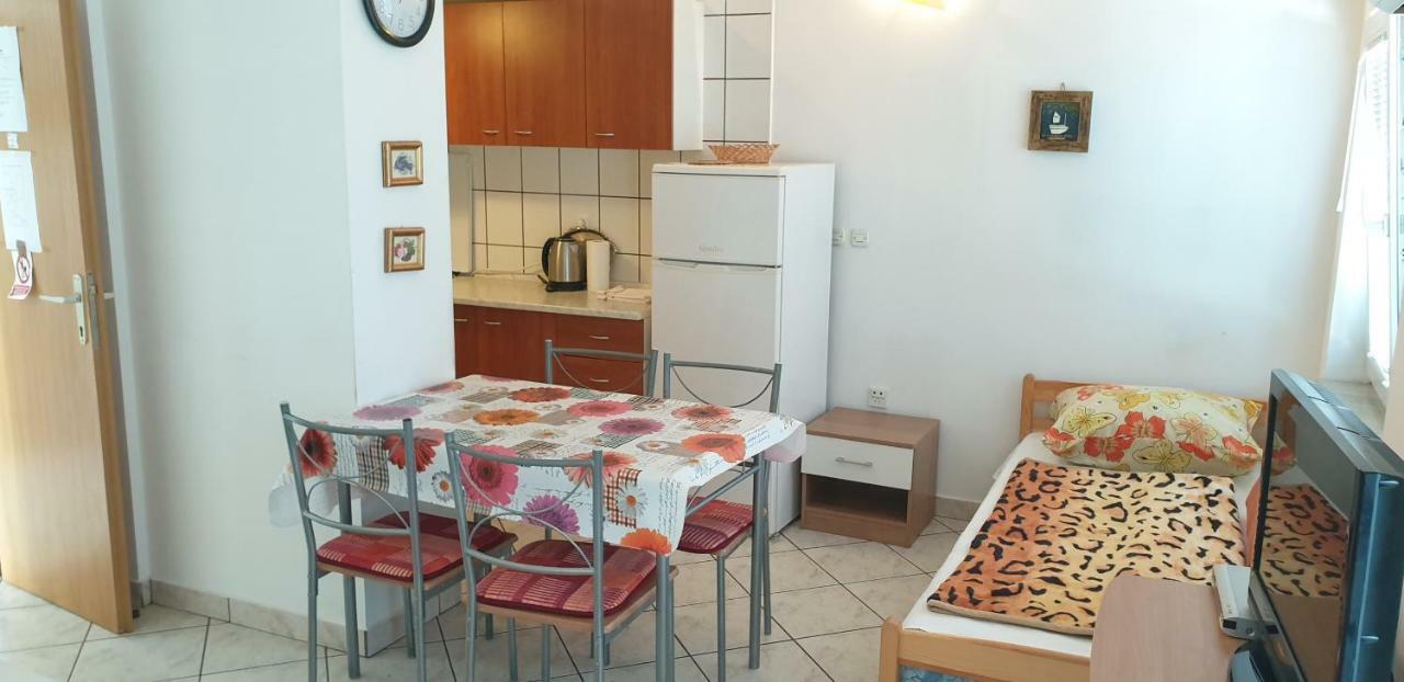 Apartments Vila Lavanda 奥米沙利 外观 照片